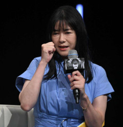 事実婚夫は16歳年下俳優　第2子出産の43歳真木よう子、ええっ雰囲気ガラリ変わった！　久々に会見に現る　めっちゃ穏やかな黒髪ママに