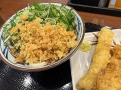 外食産業が1000円の壁で苦戦してるのに、なぜ「丸亀製麺」は勝ち続けるのか 唯一無二のチェーンに成長できたワケ