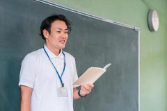 34歳ってもう普通に大人扱いされるんだな。さっき近所の高校生引率しながら歩いてて先生がワイと同い年ぐらいやった