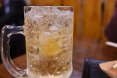 愛知県にある居酒屋の店主がまだ小さすぎる子どもにハイボールを飲ませる画像が拡散され、炎上