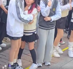 【動画】韓国チー牛、女子たちのダンスに割り込みドン引きされるwwwwwww
