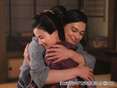 【困惑】橋本愛さん、横浜流星さんのバックハグはOKで佐藤二朗さんのアゴタッチはNGなのか