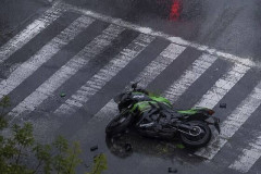 横断歩道の白線でバイク滑ってこけたんだが
