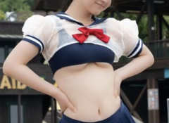 【悲報】高2グラドルさん、セーラー服から下乳をはみ出してしまう
