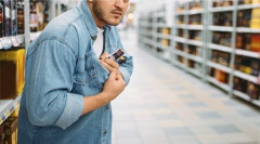 万引き外国人「ﾜﾀｼﾆﾎﾝｺﾞﾜｶﾗﾅｲ」→万引きGメンの対応が「これでいい」と話題に