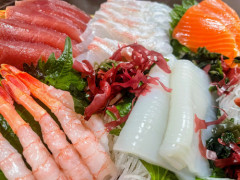 刺身5点盛り、冷奴←これに一品加えて完璧にしてくれ