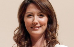 【衝撃事実】不倫と結婚騒動の後で引退した元女子アナ・山本モナさん　→　50歳になった現在まさかの信じられない姿で発見されるｗｗｗｗ
