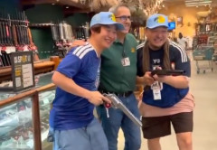 日本人がアメリカのガンショップではしゃいでる映像が話題にｗ　海外の反応。