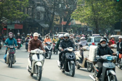 【衝撃動画】チビ女さん、大型バイクに補助輪を付けて街の笑いものになるwｗｗｗｗｗｗ