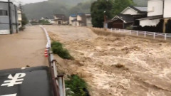 【悲報】雨で増水した川をのぞき込んだ男児、転落し濁流に飲まれ1.2km流される