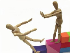 【衝撃】10代女性、彼氏に胸を突き飛ばされた結果・・・・