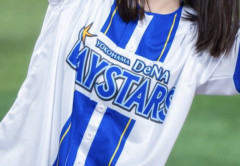 【画像】ベイスターズガールさん、ダンス中に太ももの奥まで見せてしまう