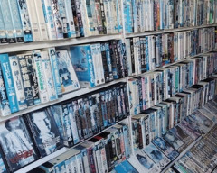 【悲報】廃ビデオショップのビデオ5000本、ヤフオクで10万円まで吊り上がる