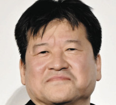 【悲報】佐藤二朗さん、若手女優の手首を掴み自分の顔を触らせてしまう