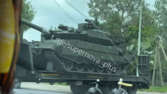 輸送中の防護システムArena-Mを搭載したロシア軍のT-90M戦車！