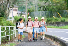 【悲報】小学生「(あ、不審者だ！学校で教わった通り挨拶しなきゃ！)こんにちは！」