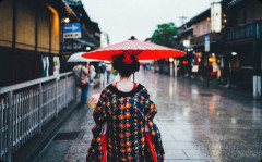 A子・B子・私の３人でよく遊んでた。B子の結婚が決まり結婚後に遠方に住むことになって「最後に３人で旅行がしたい」という事で連休に出かけたら…