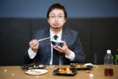 【酷い】立ち膝で食べ、口を開けて音を立てて食事をするなど、食事マナーがとても悪くて見ていられない。妊娠してるせいか、余計気になる…