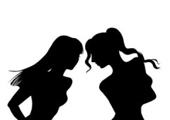 【朗報】ビキニ美女、プールでマウントの取り合いｗｗ