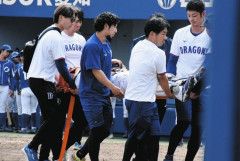 【中日】山浅捕手、負傷交代 本塁クロスプレーで走者と交錯、その場から動けず担架で運ばれる