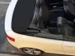 通りに高級なオープンカーがとまっていた。こんな所に駐車したら危ないよ！ → こうなった……