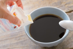看護師「尿路結石になるからコーヒーにはミルク入れろ。」　ワイ「マジか…粉ミルク入れて飲むわ」→