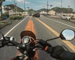 【悲報】道を譲るライダー、後続車に突っ込まれてしまう