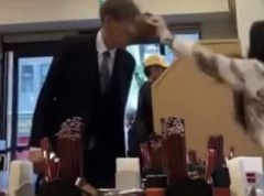 【衝撃映像】吉野家まんさん、恫喝おじさんに味噌汁ぶっかけ動画ｗｗｗｗｗｗｗ