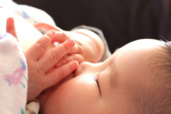 【恐怖】女性「お●ぱいを子どもにあげてる最中に義父がわざわざ見に来る。怖い」