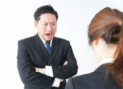 楽しく飲んでいたが、自分が高卒だと知ると取引相手の男性が態度を変えて、上から目線で説教を開始した。自分も未経験新人だろうに。