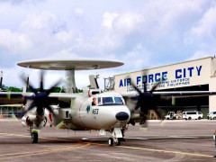 空自のE-2D早期警戒機が初めてフィリピンとインドネシアに寄航！