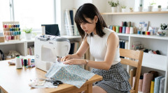 【画像】最近のミシン、ここまで小さくなる‥‥本棚にしまえるとか無駄に欲しくなるやん