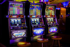 女性「JACKPOT！約43億円当たったああああ！」 カジノ「あ、機械の故障なんで当選無効です」 女性「は！？訴えてやる！」 → 結果…