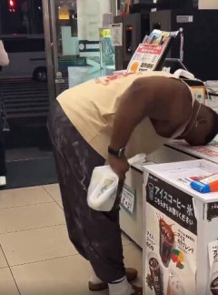 【動画】黒人マッチョ「コンビニで日本式お辞儀をやってみた」