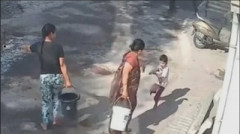【閲覧注意・動画】近所のキチ●イをおちょくったクソガキ、全身に熱湯かけられ発狂ｗ