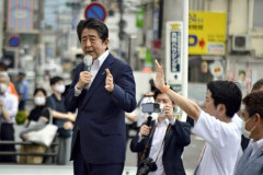 【悲報】警察関係者「山上は『アベーー！』と叫んで撃ってこないから、SPの対応が遅れてしまった。まず名を名乗って欲しかった」