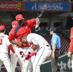 カープモンテロ押し出しで2戦連続サヨナラ勝ち！ファビ7号同点2ラン！菊池反撃打！玉村負傷交代も鈴木健矢4.1回0封の快投！【広島4x-3ヤクルト/試合結果】