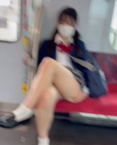 【動画】電車内でパ〇チラしちゃう女の子ｗｗｗｗｗｗｗｗｗ