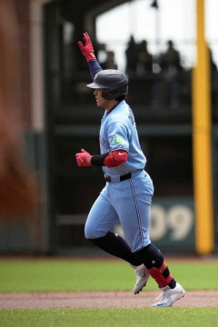岡本和真、21号満塁ホームラン　ついに村上を追い抜く