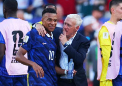 エムバペさん、試合後にパラグアイGKに握手を求められ無視したら背中にボールをぶつけられる