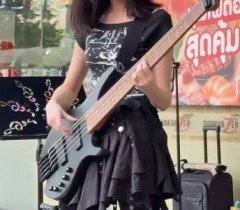 【動画】タイのベーシストの女の子、可愛い顔に楽しみお乳wwwww🇹🇭