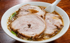 食事中にスープをすすってたら彼女から「音を出して食べるのをやめた方がいい」と言われたんだけどさぁ・・・