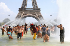 【困惑】もしかしてフランスが暑いのと今年の日本が涼しいのって何か関係あるんじゃね