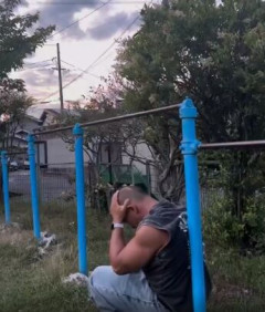 【動画】マッチョさん、鉄棒で遊んで怪我するwwwwwwww