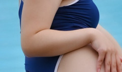 【画像】現役JKグラドルさん(18)、スク水からデカい尻が溢れてしまう・・・