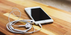 【悲報】今どきスマホで有線イヤホン使ってるやつ