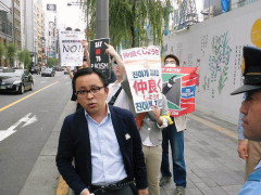 兵庫県斎藤知事に刑事告訴されたしばき隊、公用車を通せんぼ「人殺し出てこい」と怒鳴り散らす  [7/9]