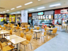 フードコート「うるさいです」「落ち着けません」「そもそも高いです」←お前らが行く理由