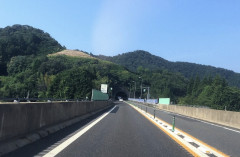 【悲報】おじいちゃん、トンネルでまさかのUターンを披露→もちろん後続車と衝突し事故発生！！！