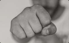 旦那に殴られた。「男が女を殴るって事は最低に卑劣なんだ」って言ったら「それだけ怒らせたお前が悪い」って…